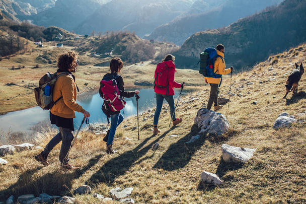 Περπατώντας σε ένα βουνό τη φθινοπωρινή μέρα πεζοπόρο ομάδα  - Φωτογραφία, εικόνα