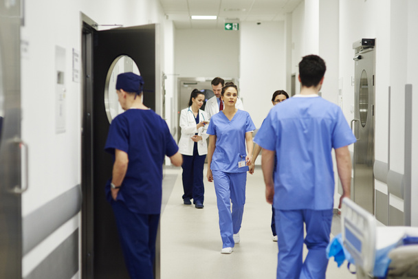 Περπατώντας μέσα από το διάδρομο στο νοσοκομείο γιατροί - Φωτογραφία, εικόνα