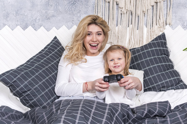 mother and daughter play a game - Фото, изображение
