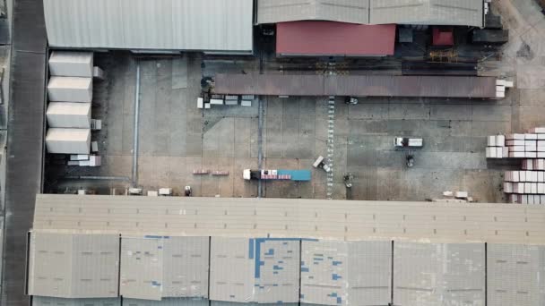 Footage op Warehouse logistieke activiteit in de fabriek met vorkheftruck transport van drone Aerial view. - Video