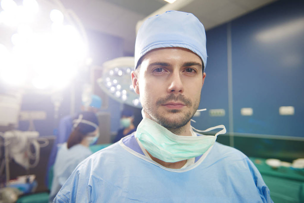 Leikkausvalmis nuoren kirurgin muotokuva
 - Valokuva, kuva