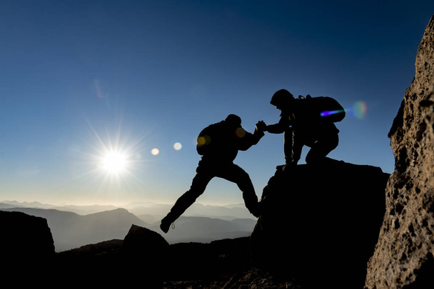 альпинист помощь, решимость достижения вместе
 - Фото, изображение
