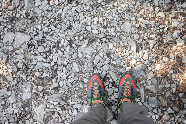 παπούτσια βουνού για να περπατήσει μακριά ένα ορεινό μονοπάτι - Φωτογραφία, εικόνα