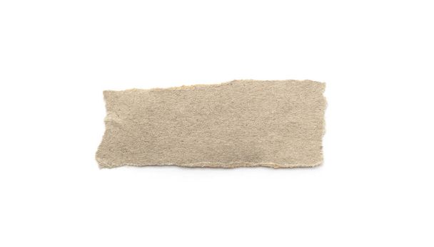 Palillo de papel reciclado artesanal sobre un fondo blanco. Papel marrón desgarrado o rasgado trozos de papel aislados en blanco con camino de recorte
. - Foto, imagen