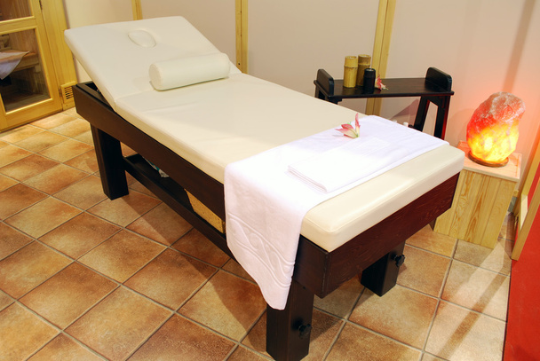 Lit de relaxation spa pour massage
 - Photo, image
