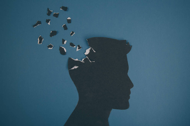 Symbol der Gehirnstörung, dargestellt durch den menschlichen Kopf aus Formpapier. Kreative Idee für Alzheimer, Demenz, Gedächtnisverlust und geistige - Foto, Bild