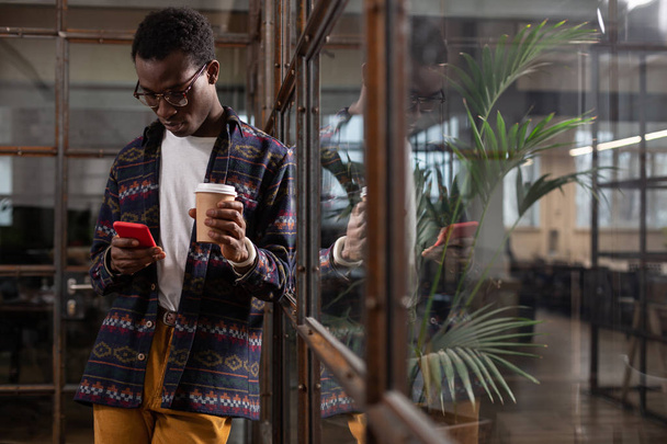 Man having a coffee and a conversation in a social media - Valokuva, kuva
