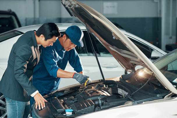 taller de servicio de coches garaje, mecánico de reparación de vehículos cerca del propietario del coche, cliente
  - Foto, imagen