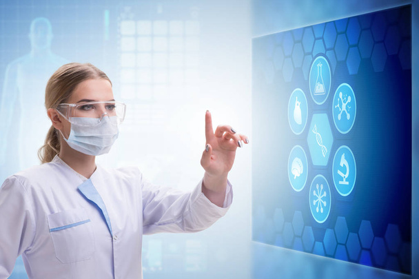 Doctora en telemedicina concepto presionando pantalla táctil
 - Foto, Imagen