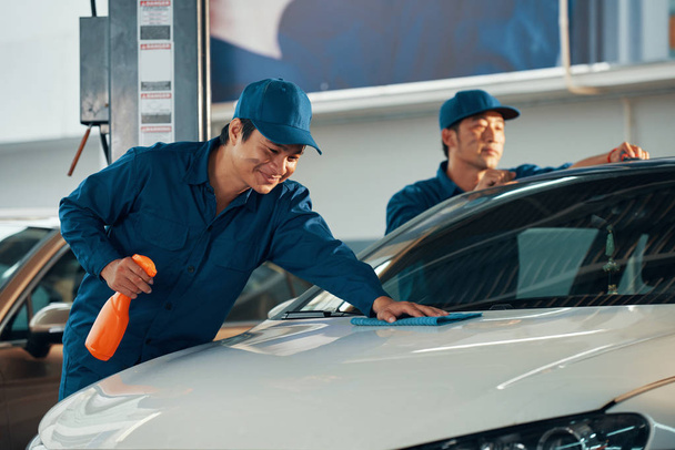 auto služby dílna garáž, mechanik pracovníky, čištění a mytí bílé auto  - Fotografie, Obrázek