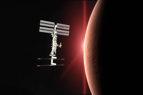 Planeta rojo Marte. Lanzamiento de naves espaciales al espacio. Elementos de esta imagen proporcionados por la NASA
. - Foto, imagen