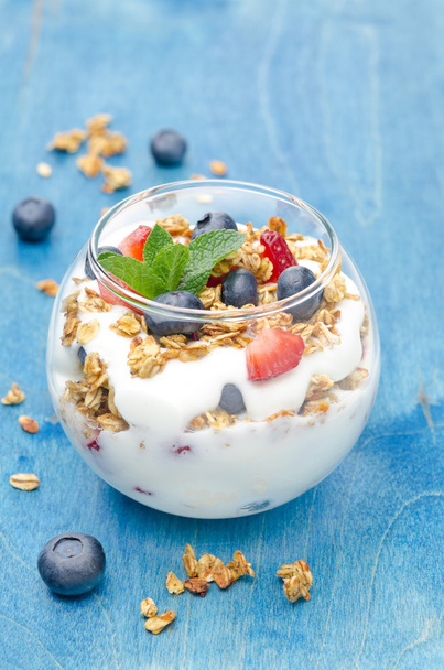 layered dessert with yogurt, granola, fresh berries in a glass - Fotoğraf, Görsel