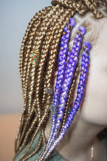 trenzas mujeres caja trenza, chica con el pelo rojo, trenzado coletas, kanekalon color perla, hermoso color de material artificial, cabello de color
 - Foto, Imagen