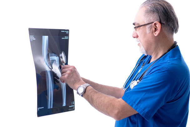 Белый бородатый врач-рентгенолог работает в клинике
 - Фото, изображение