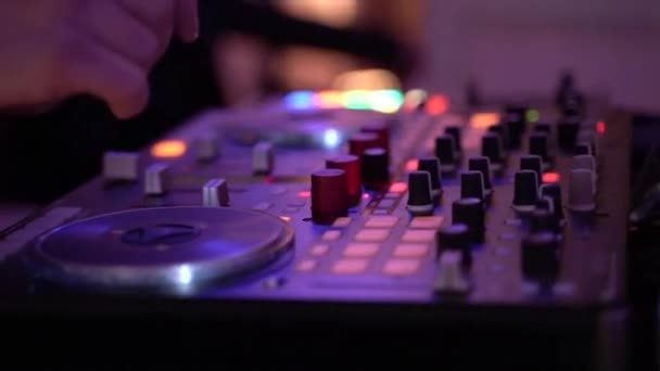 Nahaufnahme eines DJs, der Partymusik auf einem modernen CD-USB-Player in einer Diskothek spielt - Filmmaterial, Video