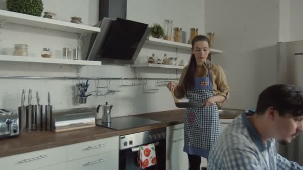 Displeased with breakfast man swearing in kitchen - Záběry, video
