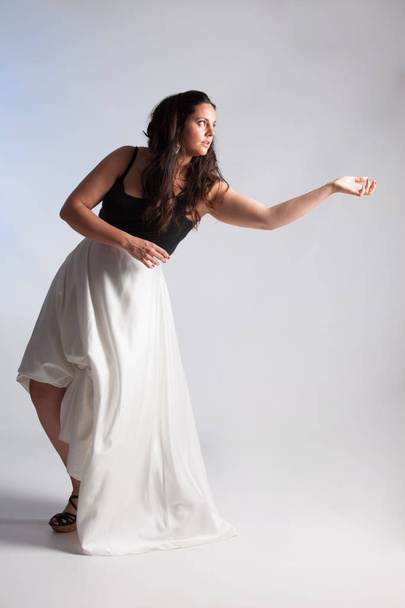 Jeune mannequin taille plus, dansant en studio
 - Photo, image