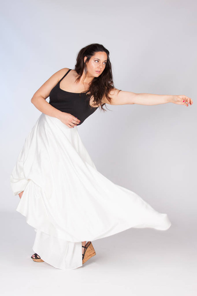 Young plus size model, dancing in the studio - Foto, Imagen