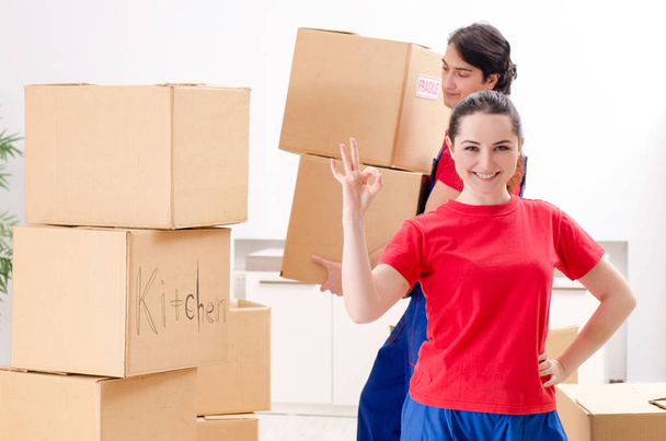 Déménageurs professionnels qui déménagent à domicile - Photo, image