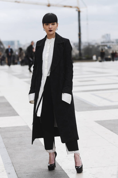 Paris, France - February 28, 2019: Street style outfit before a fashion show during Paris Fashion Week - PFWFW19 - Foto, afbeelding
