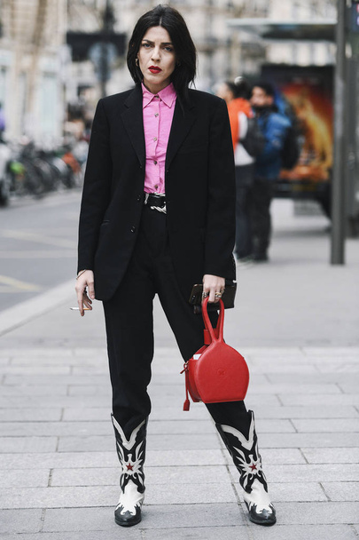 Paris, France - February 28, 2019: Street style outfit before a fashion show during Paris Fashion Week - PFWFW19 - 写真・画像