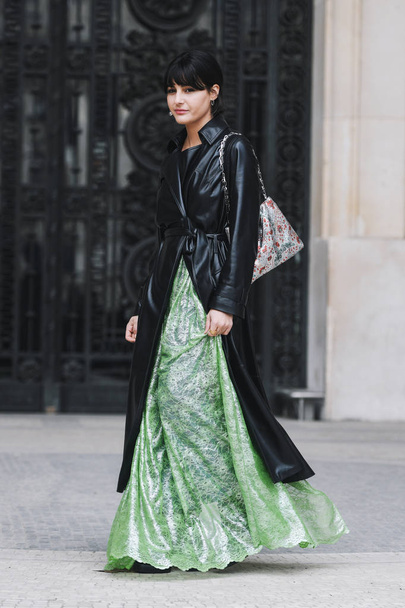 Paris, France - February 28, 2019: Street style outfit before a fashion show during Paris Fashion Week - PFWFW19 - Foto, Bild