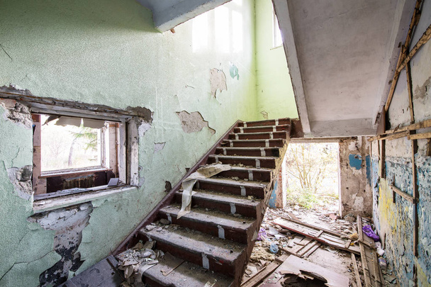 古い放棄された荒廃した家の中のコンクリートの階段 - 写真・画像