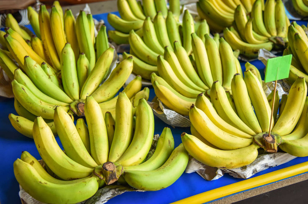 свежий банан для продажи на местном рынке фруктов азиатского
 - Фото, изображение