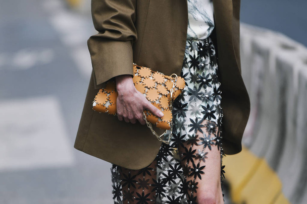 Париж, Франція - 28 лютого 2019: Вулиця стиль спорядження - Sheer спідниця, коричневий піджак, в'язати до показу мод під час тижня моди в Парижі - Pfwfw19 - Фото, зображення