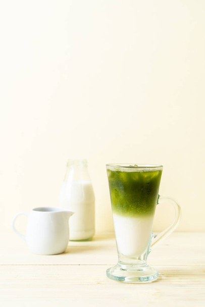 iced matcha green tea latte - Foto, Bild