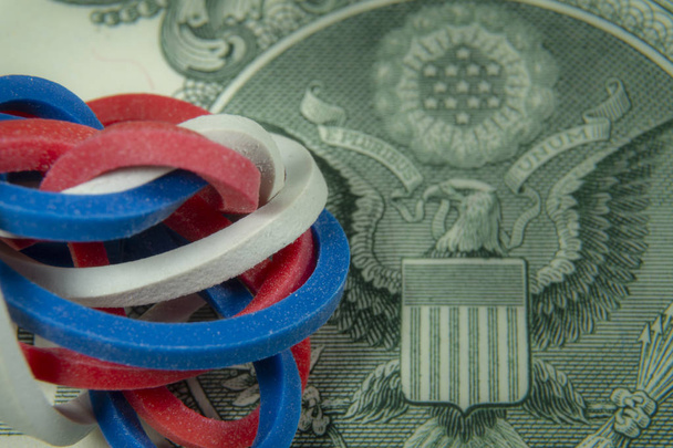 Bandas de goma retorcidas en billetes de dólar
 - Foto, Imagen