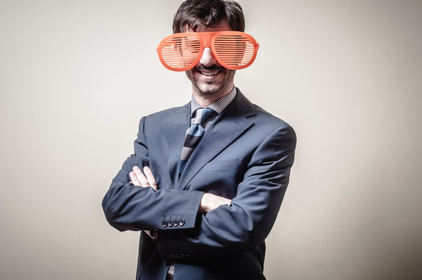 Lustiger Geschäftsmann mit großer orangefarbener Brille - Foto, Bild