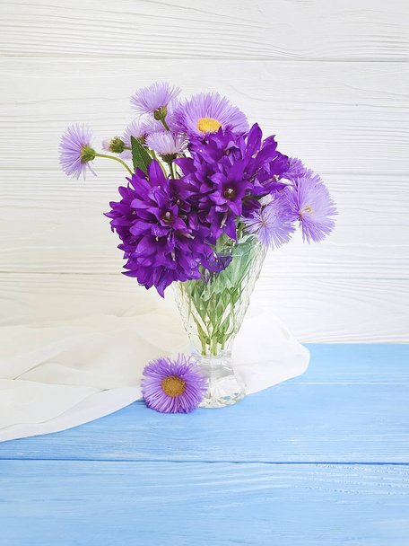 flor crisântemo em um vaso em um fundo de madeira
 - Foto, Imagem