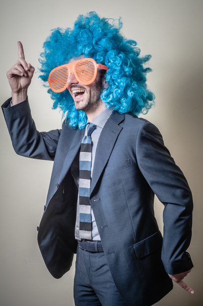 hombre de negocios divertido con grandes gafas de color naranja y peluca azul
 - Foto, Imagen