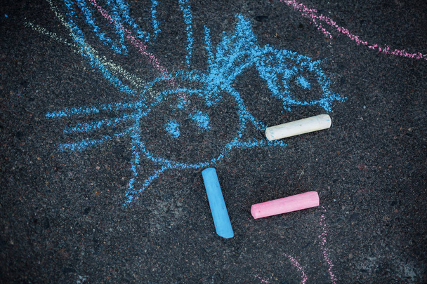El dibujo de la tiza de gato sobre el asfalto. Dibujo de tiza colorido sobre asfalto: gato divertido
 - Foto, imagen