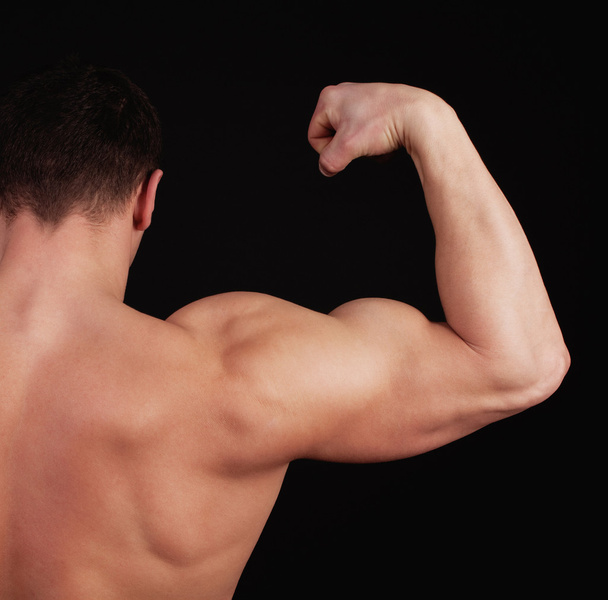 atleet vertoont zijn spieren - Foto, afbeelding