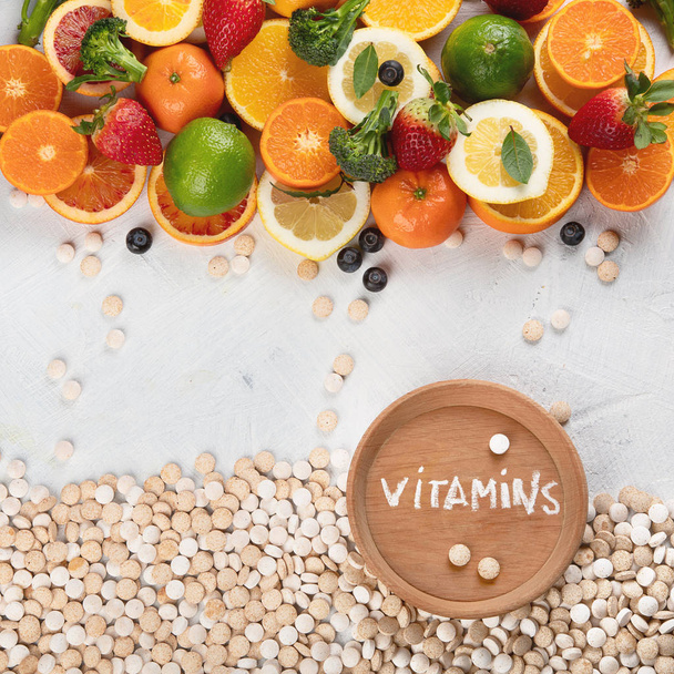Βιταμίνες σε φρούτα και λαχανικά και χάπια βιταμίνης  - Φωτογραφία, εικόνα