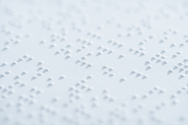 visione ravvicinata del testo in codice braille internazionale su carta bianca
 - Foto, immagini
