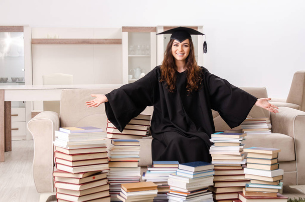 junge Studentin mit Abschluss an der Universität - Foto, Bild