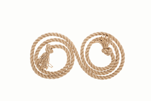 lang touw met knopen en krullen geïsoleerd op wit  - Foto, afbeelding