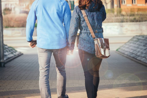 Romantický pár, drželi se za ruce a procházky. Pojetí lásky. Efekt záře slunce. - Fotografie, Obrázek