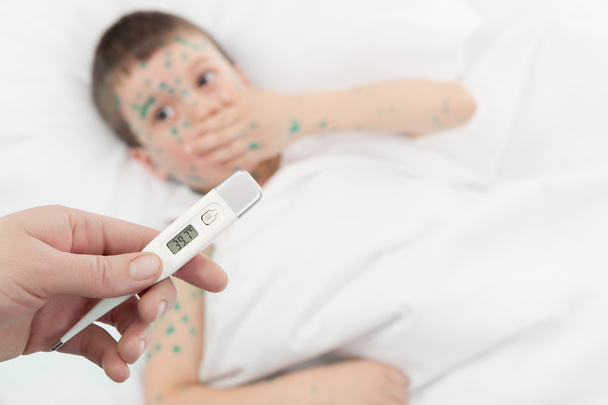 termómetro y niño enfermo en cama blanca
 - Foto, Imagen