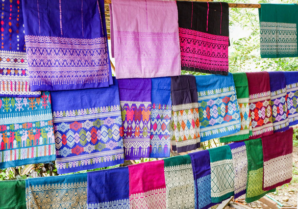 Tradycyjne tajskie i Laos Sarong Azjatyckie kolorowe na linii ubrań  - Zdjęcie, obraz