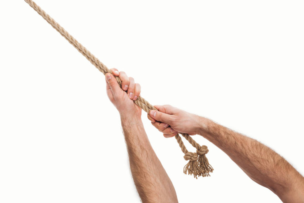 bijgesneden weergave van man met jute bruin touwen in handen geïsoleerd op wit  - Foto, afbeelding
