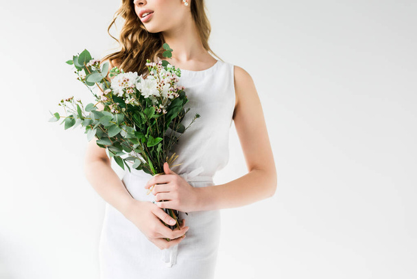 vista recortada de la mujer joven en vestido con flores en blanco
 - Foto, Imagen