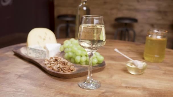 A fából készült asztali bor és a szőlő sajt előételek - Felvétel, videó