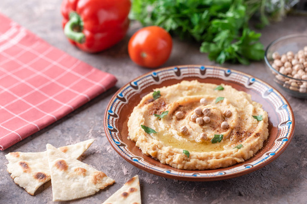 Traditional hummus dish in plate on table - Foto, Imagem