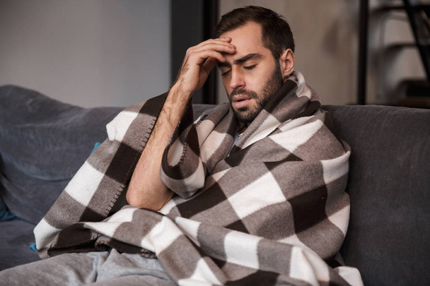 Φωτογραφία: δυστυχισμένος άνθρωπος έχοντας θερμοκρασία και ψάχνετε άρρωστος, ενώ s - Φωτογραφία, εικόνα