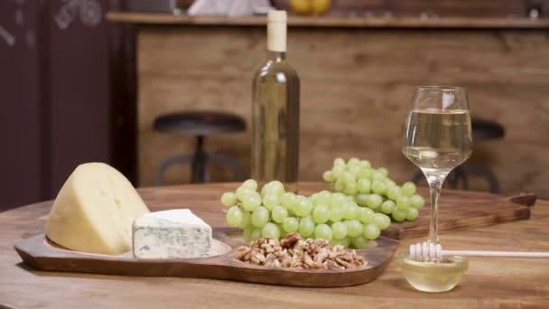 Különböző fajta sajt a fából készült asztal egy étteremben rendezett - Felvétel, videó