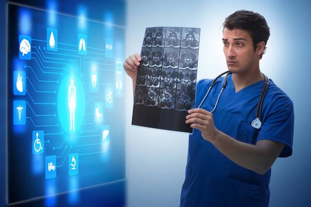 Doctor in de telegeneeskunde concept kijkend x-ray afbeelding - Foto, afbeelding